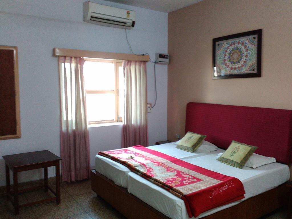 Hotel Ajaya Varanasi Quarto foto