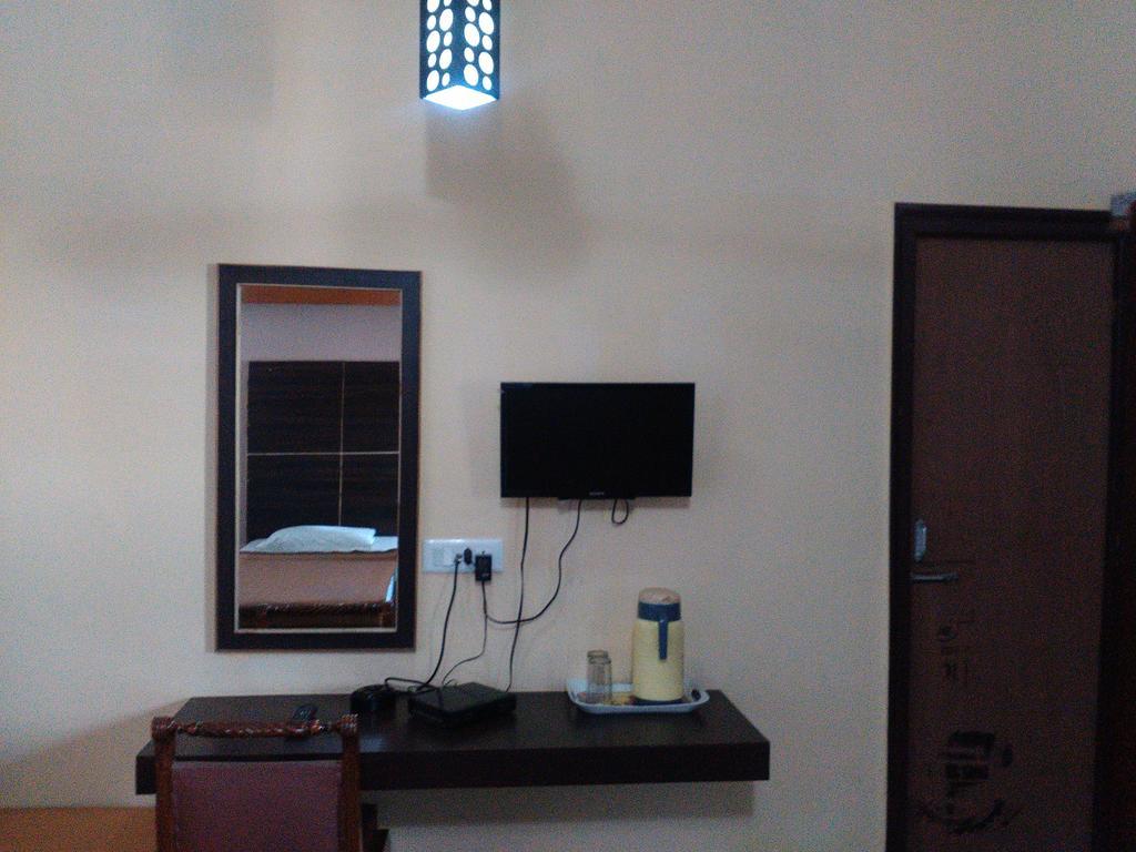 Hotel Ajaya Varanasi Quarto foto