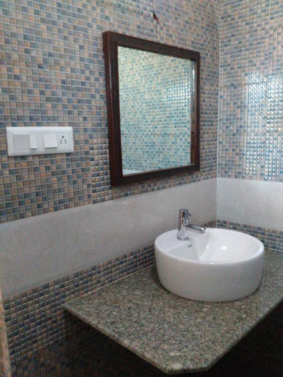 Hotel Ajaya Varanasi Quarto foto