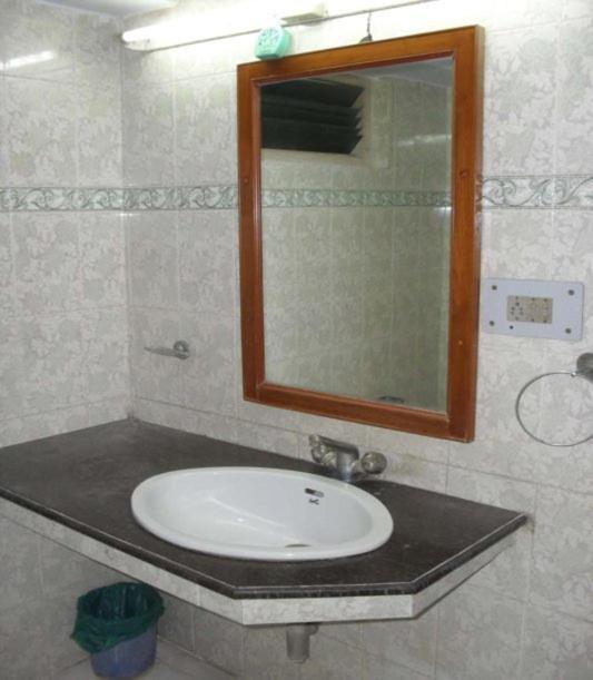 Hotel Ajaya Varanasi Quarto foto